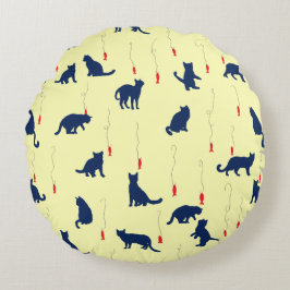 青い可愛い子猫と赤い魚 ラウンドクッション