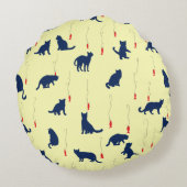 青い可愛い子猫と赤い魚 ラウンドクッション (裏面)