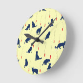 青い可愛い子猫と赤い魚 ラウンド壁時計 (傾斜)