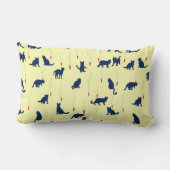 青い可愛い子猫と赤い魚 ランバークッション (裏面)