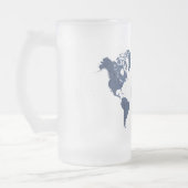 青い吹き付け塗装の世界地図 フロストグラスビールジョッキ (左)