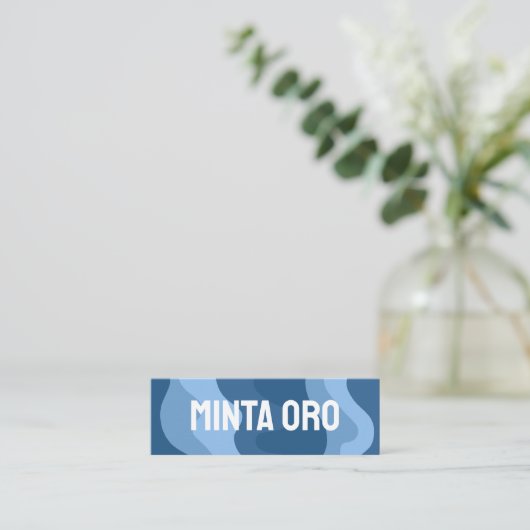 青い図形の手作りの波状ストライプのアイコン付き スキニー名刺 (スタンド正面)