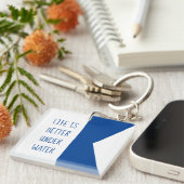 青い国際的ダイバーダウンアルファ国旗のアクリル キーホルダー (正面右)