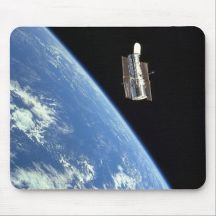 青い地球が付いているハッブル宇宙望遠鏡 マウスパッド