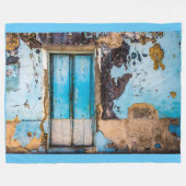 青い壁とドア フリースブランケット (正面(横))