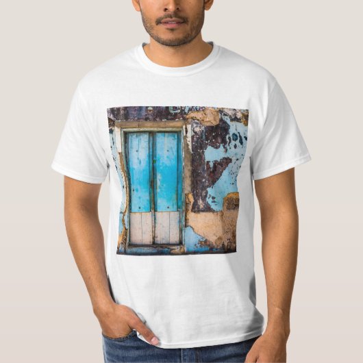 青い壁とドア Tシャツ (正面)
