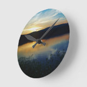 青い夕焼けの野草 ラウンド壁時計 (傾斜)