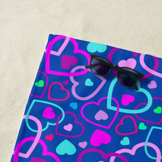 青い多彩のハート ビーチタオル (インサイチュ)
