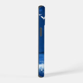 青い夜のビーチ山の景色 iPhone 15ケース (右側面)