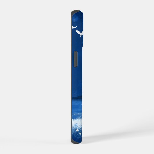 青い夜のビーチ山の景色 iPhone 15ケース (右側面)