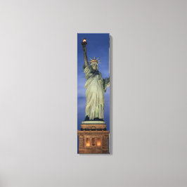 青い夜の縦のキャンバスに自由の像 キャンバスプリント