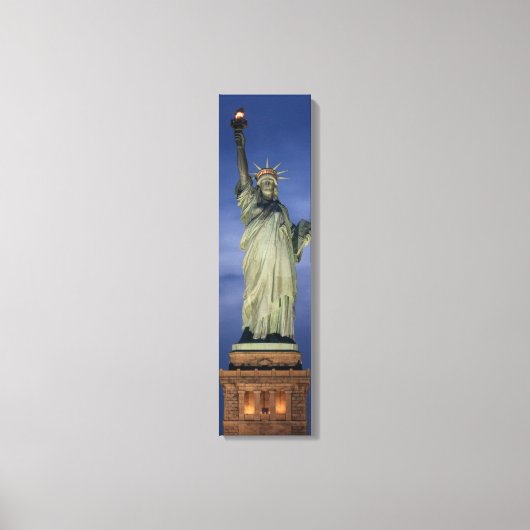 青い夜の縦のキャンバスに自由の像 キャンバスプリント (正面)