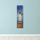 青い夜の縦のキャンバスに自由の像 キャンバスプリント (インサイチュ (ウッドフロア))