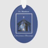青い夜空のキリスト降誕のシーンと聖職者のクリスマスの祝福 オーナメント (正面)