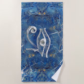 青い大理石の上のホルスの銀エジプトの目 ビーチタオル (正面)