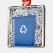 青い大箱を握っている人 メタルオーナメント (左)