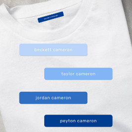 青い子供がアイロンを衣類に付ける ラベル