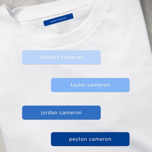 青い子供がアイロンを衣類に付ける ラベル