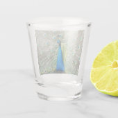 青い孔雀の羽の羽毛の写真 ショットグラス (裏面)