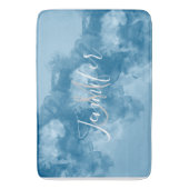 青い宝石トーン水色モノグラム名 バスマット (正面縦)