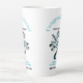 青い家族の木になる祖母のお知らせ カフェラテマグ (正面)