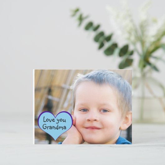 青い小さな男の子のハート「おばあちゃんが好き」 ポストカード (スタンド正面)