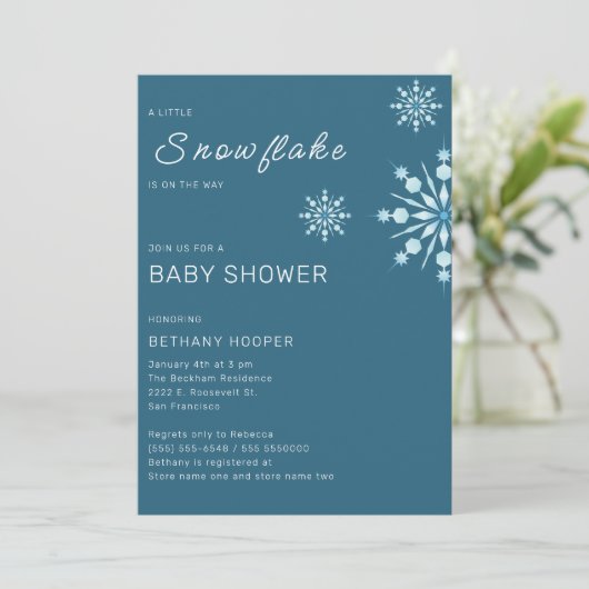 青い小さな雪の結晶の上に男の子のシャワー 招待状 (スタンド正面)