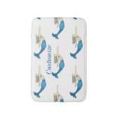 青い尾の人魚スイミングサンダー_コーブ バスマット (正面縦)