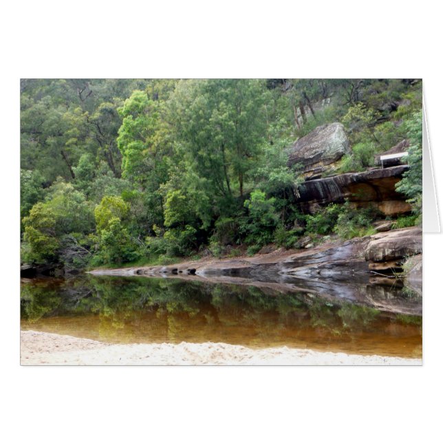 青い山が反射する (正面横)