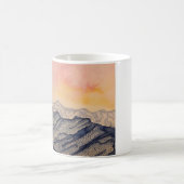 青い山の日の出のマグ コーヒーマグカップ (中央)