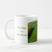 "青い山上の単独飛行"のマグ コーヒーマグカップ (左)