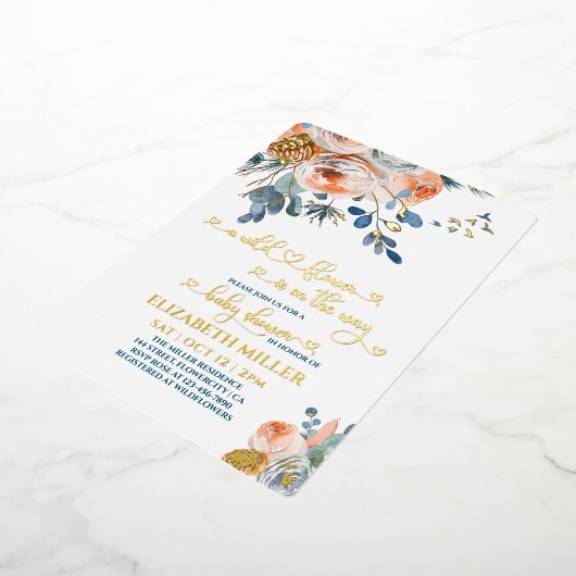 青い山花が赤ちゃん女の子のシャワーに向かっている 箔招待状 (回転した状態)