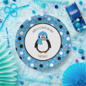 青い帽子とスカーフのポルカドットが付いたかわいいペンギン ペーパープレート (パーティー)