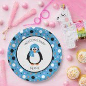 青い帽子とスカーフのポルカドットが付いたかわいいペンギン ペーパープレート (パーティー)