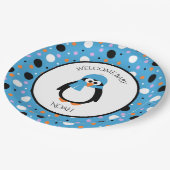 青い帽子とスカーフのポルカドットが付いたかわいいペンギン ペーパープレート (アングル)