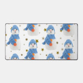 青い帽子とスカーフを持つ雪だるま デスクマット (正面)