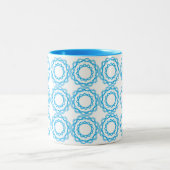 青い幾何学円のアートパターン ツートーンマグカップ (中央)