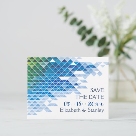青い幾何学的な三角形の結婚式の日付を保存 案内ポストカード (スタンド正面)