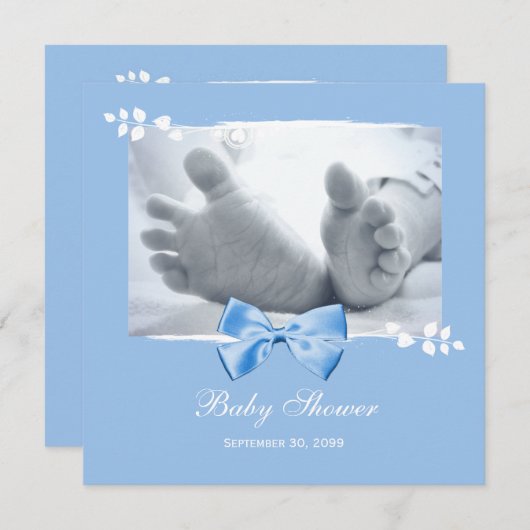青い弓が付いているエレガントな男の子のベビーシャワーのベビーの足 招待状 (正面/裏面)