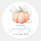 青い弓の赤ちゃんシャワーの途中の小さなカボチャ ラウンドシール (正面)
