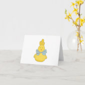 青い弓を持つ漫画のイースターチキン空白の カード (黄色い花)