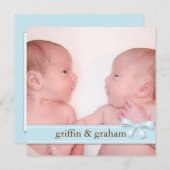 青い弓双生児の男の子のベビーの写真の誕生の発表 案内状 (正面/裏面)