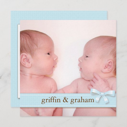 青い弓双生児の男の子のベビーの写真の誕生の発表 案内状 (正面/裏面)