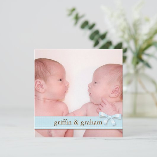 青い弓双生児の男の子のベビーの写真の誕生の発表 案内状 (スタンド正面)