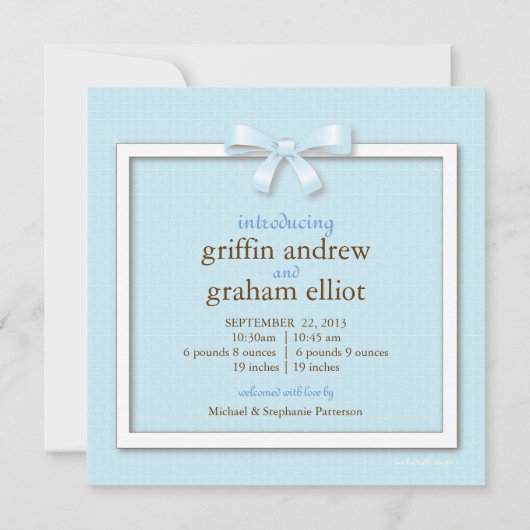青い弓双生児の男の子のベビーの写真の誕生の発表 案内状 (裏面)