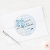 青い弓、白いレースおよび青いギンガムのベビーシャワー ラウンドシール (封筒)