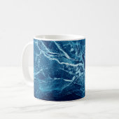 青い抽象芸術。青と白のカラーのブロット。W コーヒーマグカップ (正面左)