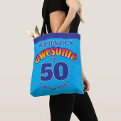 青い文字でAWESOME 50 誕生日 トートバッグ (クローズアップ)