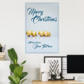 青い文字の5つの金のクリスマスボール ポスター (ホームオフィス)