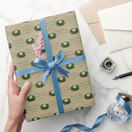 青い斑点のある卵黄のを持つ小さな鳥の巣カスタム ラッピングペーパー (ギフト)